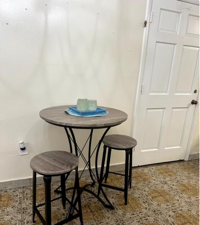 Apartment Queen Quarter Shared Female B2 *